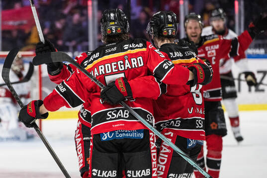 Luleås Marcus Hardegård jublar med lagkamrater
