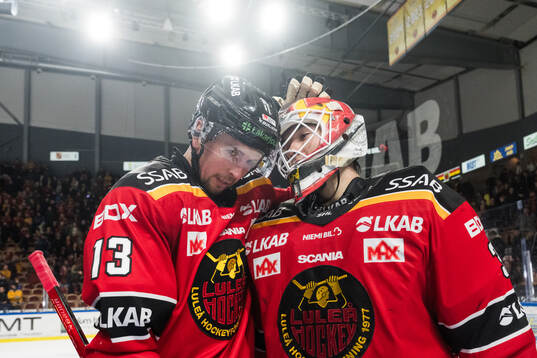 Luleås Eetu Koivistoinen och målvakt Matteus Ward jublar