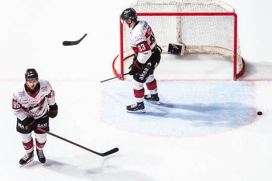 Malmö Redhawks Carl Persson och Lassi Thomson deppar