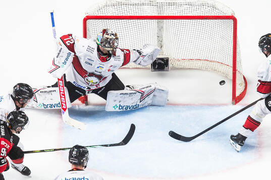 Luleås Marcus Hardegård (ej i bild) gör 2-1 på Malmö