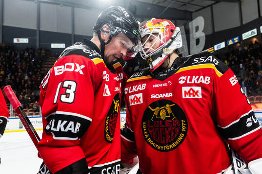 Luleås Eetu Koivistoinen och målvakt Matteus Ward jublar