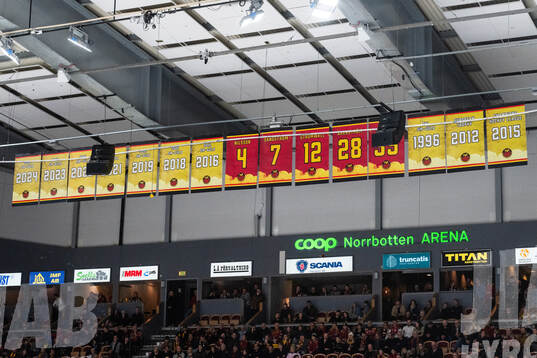 Tröjor hissade i taket i Coop Arena