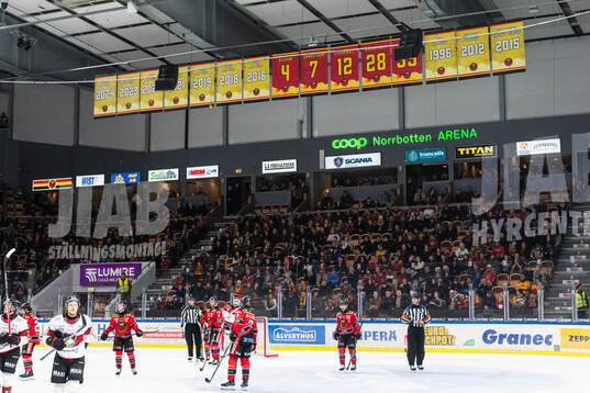 Tröjor hissade i taket i Coop Norrbotten Arena