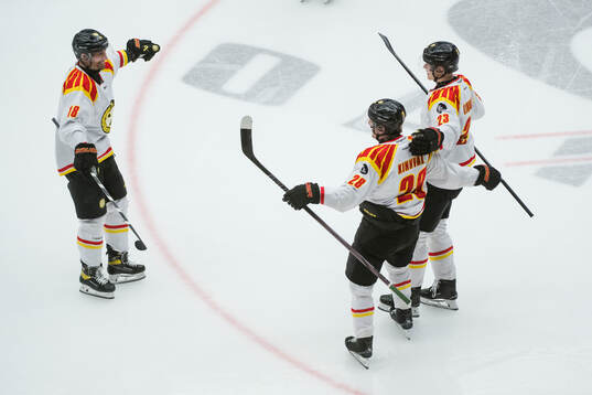 Brynäs Johannes Kinnvall jublar med +br 18+ och Oskar