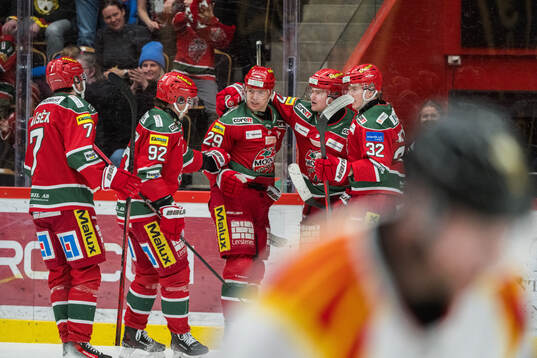 Modos Mikkel Aagaard  jublar med lagkamrater