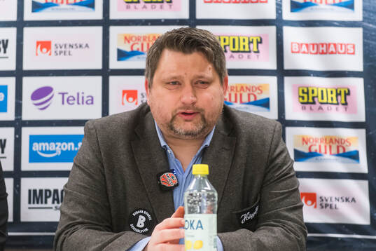 Modos tränare Mattias Karlin på presskonferensen