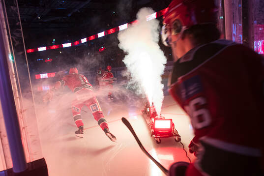 Modos Alexander True gör entré innan ishockeymatchen i