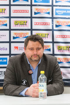 Modos tränare Mattias Karlin på presskonferensen