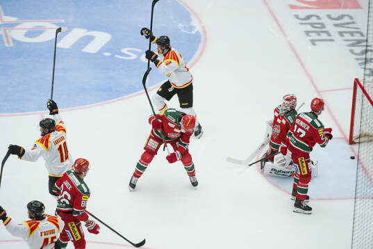 Brynäs Victor Söderström gör 1-3 målet och jublar