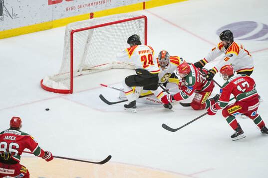 Brynäs målvakt Ludvig Persson och Johannes Kinnvall och
