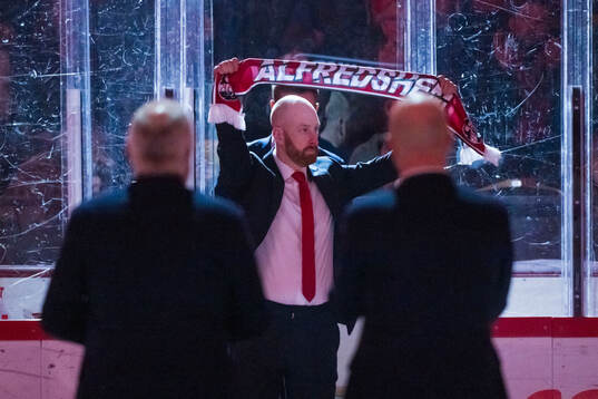 MoDo Hockeys vd Johan Widebro avtackas innan