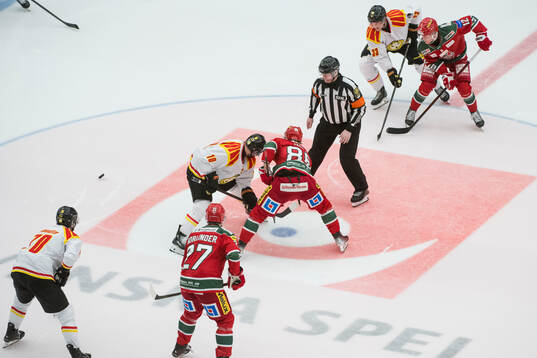 Brynäs Johan Larsson och Modos Lukas Jasek tekar