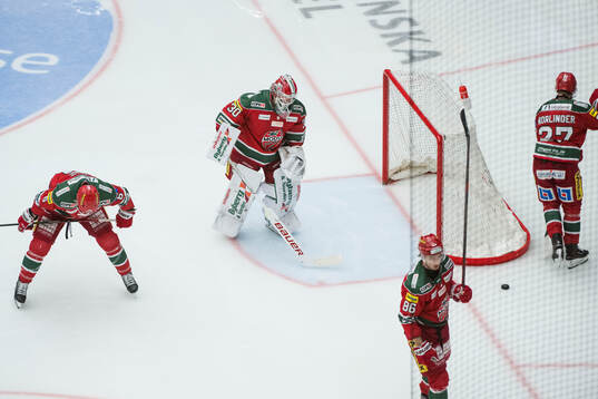 Modos målvakt Lassi Lehtinen deppar