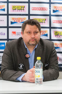 Modos tränare Mattias Karlin på presskonferensen