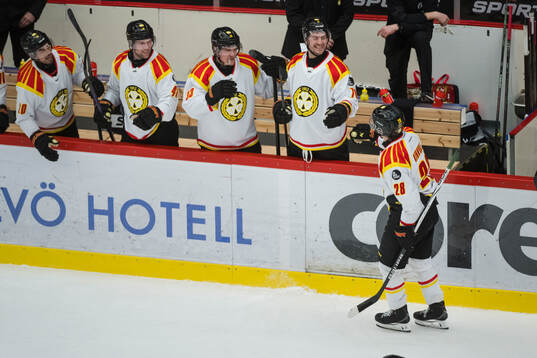 Brynäs Victor Söderström  jublar med lagkamrater