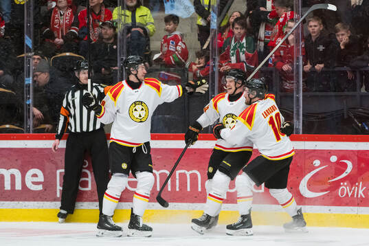 Brynäs Jakob Silfverberg och Johan Larsson  jublar