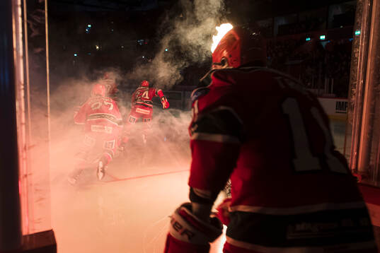Modos Mattias Norlinder gör entré innan ishockeymatchen i