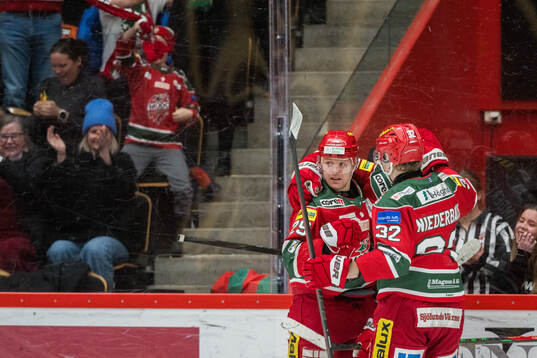 Modos Mikkel Aagaard  jublar med lagkamrater