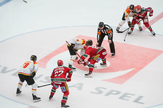Brynäs Johan Larsson och Modos Lukas Jasek tekar