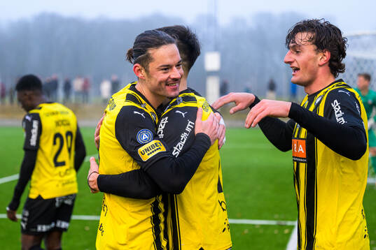 Häckens Amor Layouni jublar