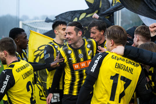Häckens Amor Layouni jublar