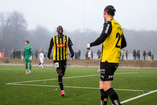 Häckens John Paul Dembe och Amor Layouni jublar