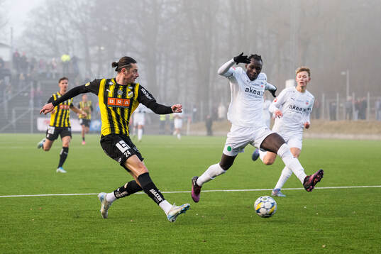 Häckens Amor Layouni och Helsingborgs Ebrima Bajo