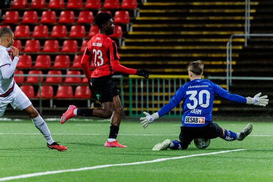 Brommapojkarnas Ezekiel Alladoh och Örgrytes målvakt Alex