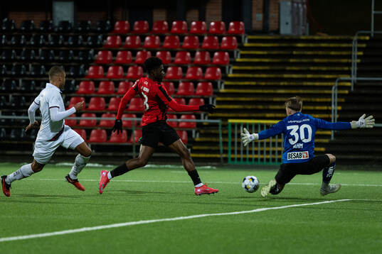 Brommapojkarnas Ezekiel Alladoh och Örgrytes Alex Rahm