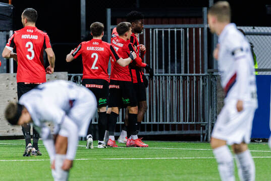 Brommapojkarnas Ezekiel Alladoh jublar