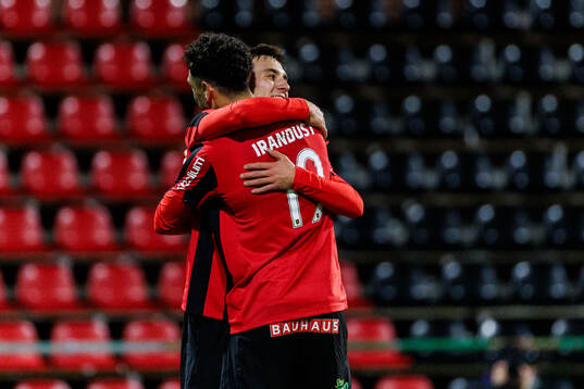 Brommapojkarnas Anton Kurochkin och Daleho Irandust jublar