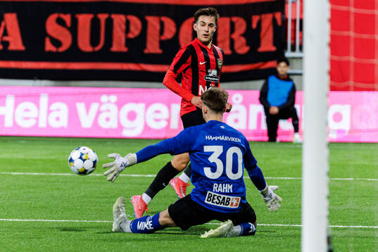 Brommapojkarnas Anton Kurochkin and Örgrytes målvakt Alex