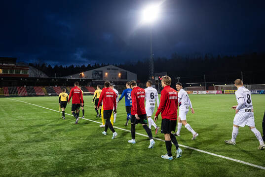Brommapojkarnas och Örgrytes spelare i en lineup