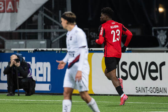 Brommapojkarnas Ezekiel Alladoh jublar