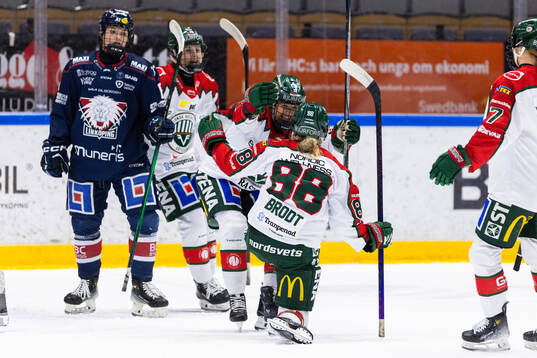 Frölundas Sydney Brodt jublar med Michelle Karvinen
