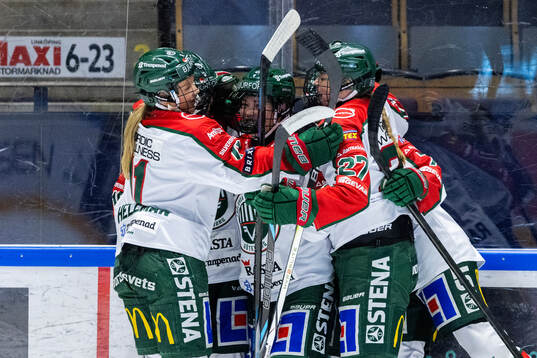 Frölundas Ebba Westerlind jublar med lagkamrater
