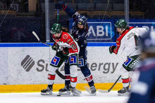 Frölundas målvakt Maja Helge och Ebba Westerlind mot