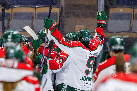 Frölundas Alva Johnsson jublar med lagkamrater