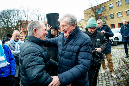 Harry Jönsson när Roy Hodgson tilldelas Andreas Nilssons