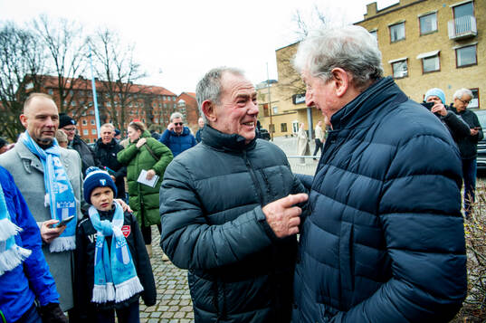 Harry Jönsson när Roy Hodgson tilldelas Andreas Nilssons