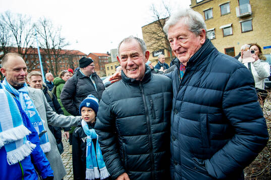 Harry Jönsson när Roy Hodgson tilldelas Andreas Nilssons
