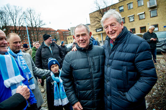 Harry Jönsson när Roy Hodgson tilldelas Andreas Nilssons