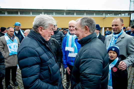 Harry Jönsson när Roy Hodgson tilldelas Andreas Nilssons