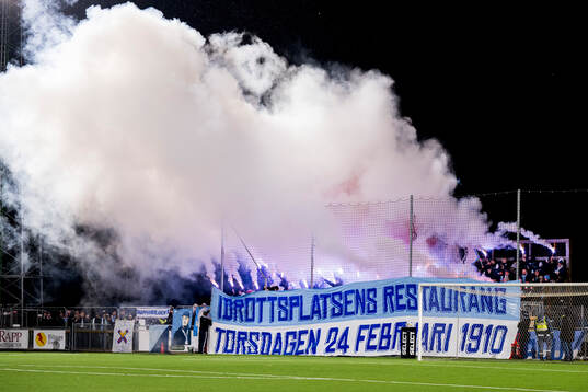 Malmö FFs supportrar med ett tifo