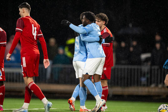 Malmö FFs Gabriel Busanello jublar med Emmanuel Ekong