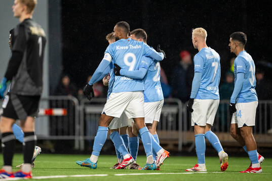 Malmö FFs Gabriel Busanello jublar med lagkamrater