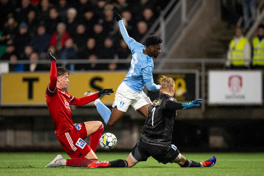 Skövde AIKs Viktor Nylén och Malmö FFs Emmanuel Ekong