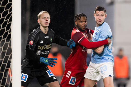 Skövde AIKs målvakt Filip Järlesand, Enock Kwakwa och