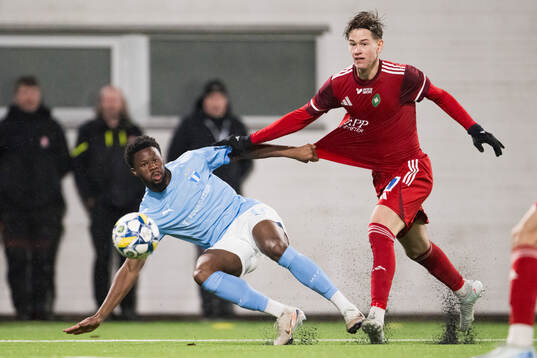 Malmö FFs Emmanuel Ekong och Skövde AIKs Viktor Nylén