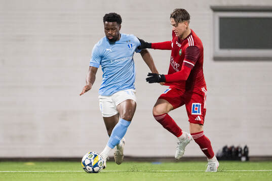 Malmö FFs Emmanuel Ekong och Skövde AIKs Viktor Nylén